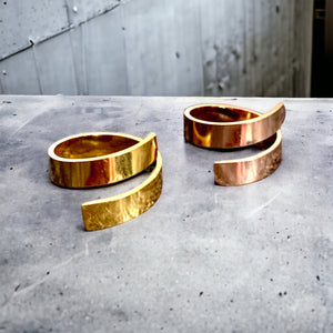 Stainless steel contemporary wraparound ring. Gold, rose gold, waterproof.