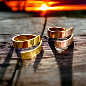 Stainless steel contemporary wraparound ring. Gold, rose gold, waterproof.