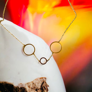 Stainless steel contemporary circles necklace. Gold, waterproof.