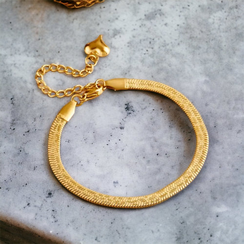 Stainless steel leopard print bracelet. Gold, waterproof.