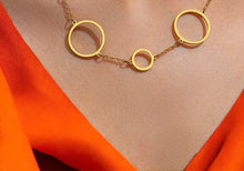 Stainless steel contemporary circles necklace. Gold, waterproof.