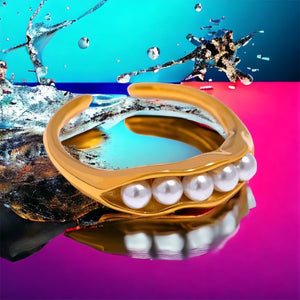 Stainless steel “pearls in a pod” ring. Gold.