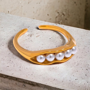 Stainless steel “pearls in a pod” ring. Gold.