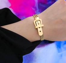 Stainless steel waterproof belt bracelet. Gold, Adjustable.